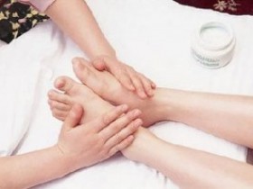老人秋冬多搓脚 三大好处益养生