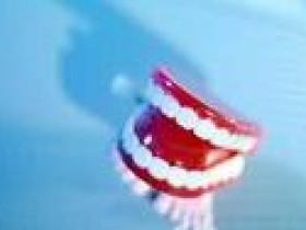 中医妙招防治老人牙齿松动