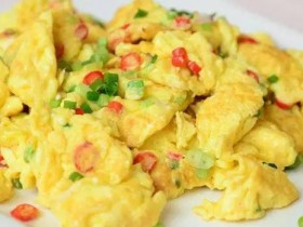 炒鸡蛋时一必加的两样东西