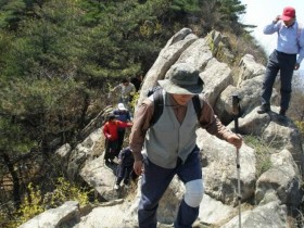 骨科名医指出:爬楼梯或爬山是最笨的运动