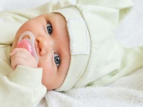 安抚奶嘴会导致上颚变形?哄娃神器到底能不能用?