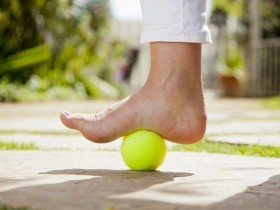 1个网球+6个动作纾缓天生扁扁平足