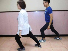 脚底像针刺!足底筋膜炎发作,3招伸展复健