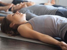 甩酸痛、抗疲劳靠神奇呼吸…躺下来做这1招对了!