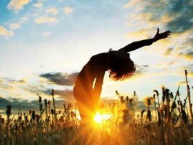 工作生活压力让你全身肌肉紧绷?15分钟放松练习助改善