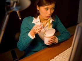 太晚吃饭让你更容易胖更会妨碍大脑进行疲劳修复