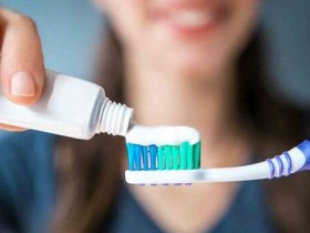 别用力刷牙〜小心齿颈部磨损,酿敏感性牙齿