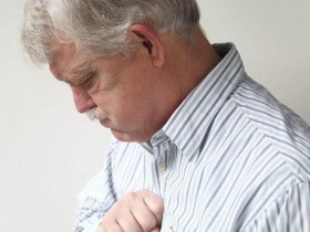 夏日胸闷痛,小心心肌梗塞前兆!多喝水护心