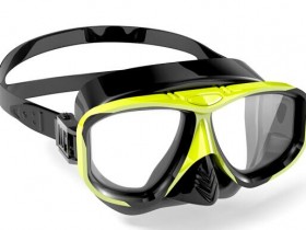 戴隐形眼镜能不能游泳?