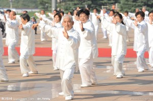 老年保健常散步打太极