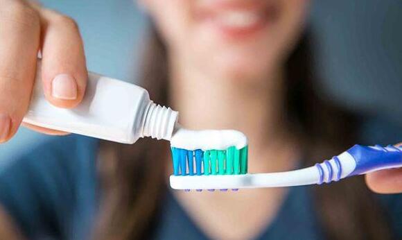 别用力刷牙〜小心齿颈部磨损，酿敏感性牙齿