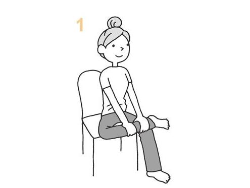 慢性腰痛反覆发作？用毛巾、椅子做2招臀部伸展操，减缓疼痛