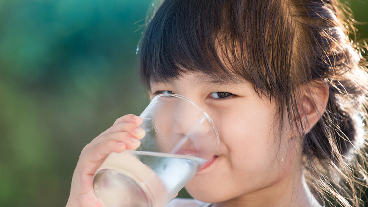 小学生饮不够水   平均缺水3 杯